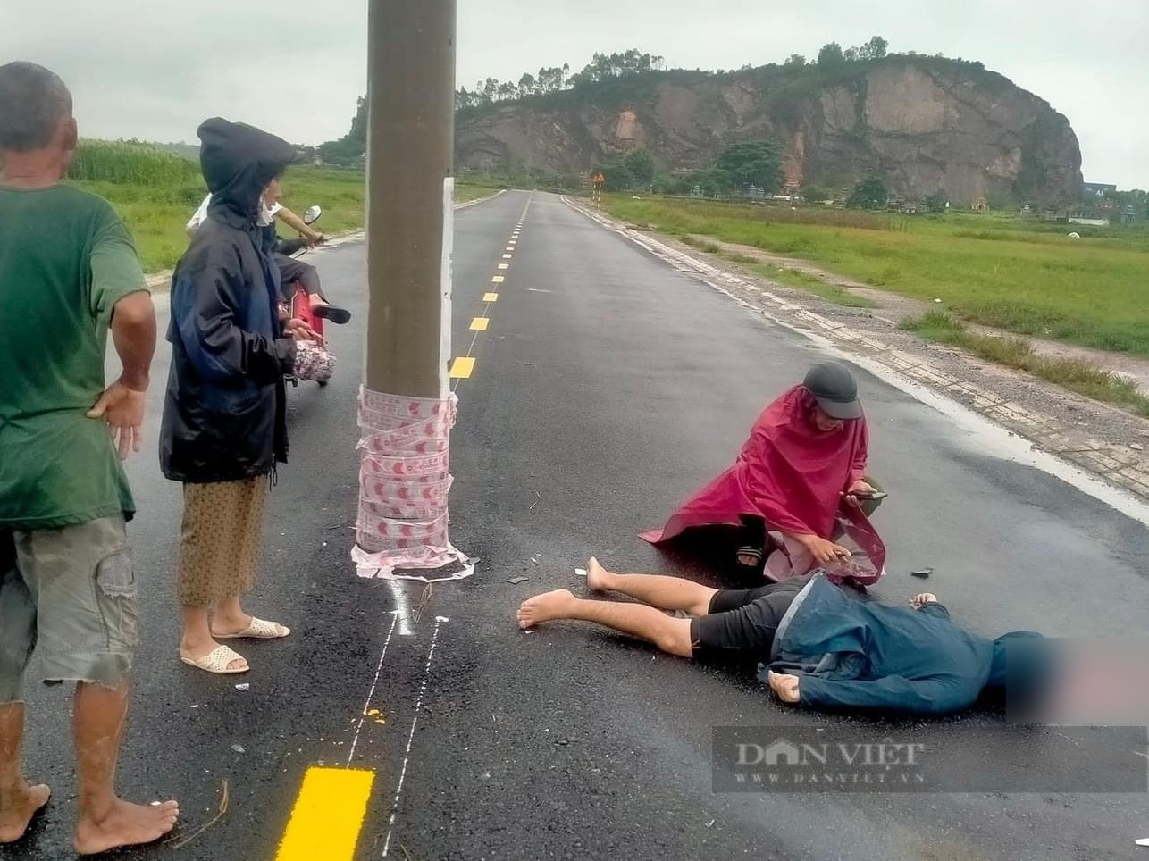 Hoằng Hoá (Thanh Hoá): Nam Thanh niên tông vào cột điện giữa đường, tử vong tại chỗ - Ảnh 2.