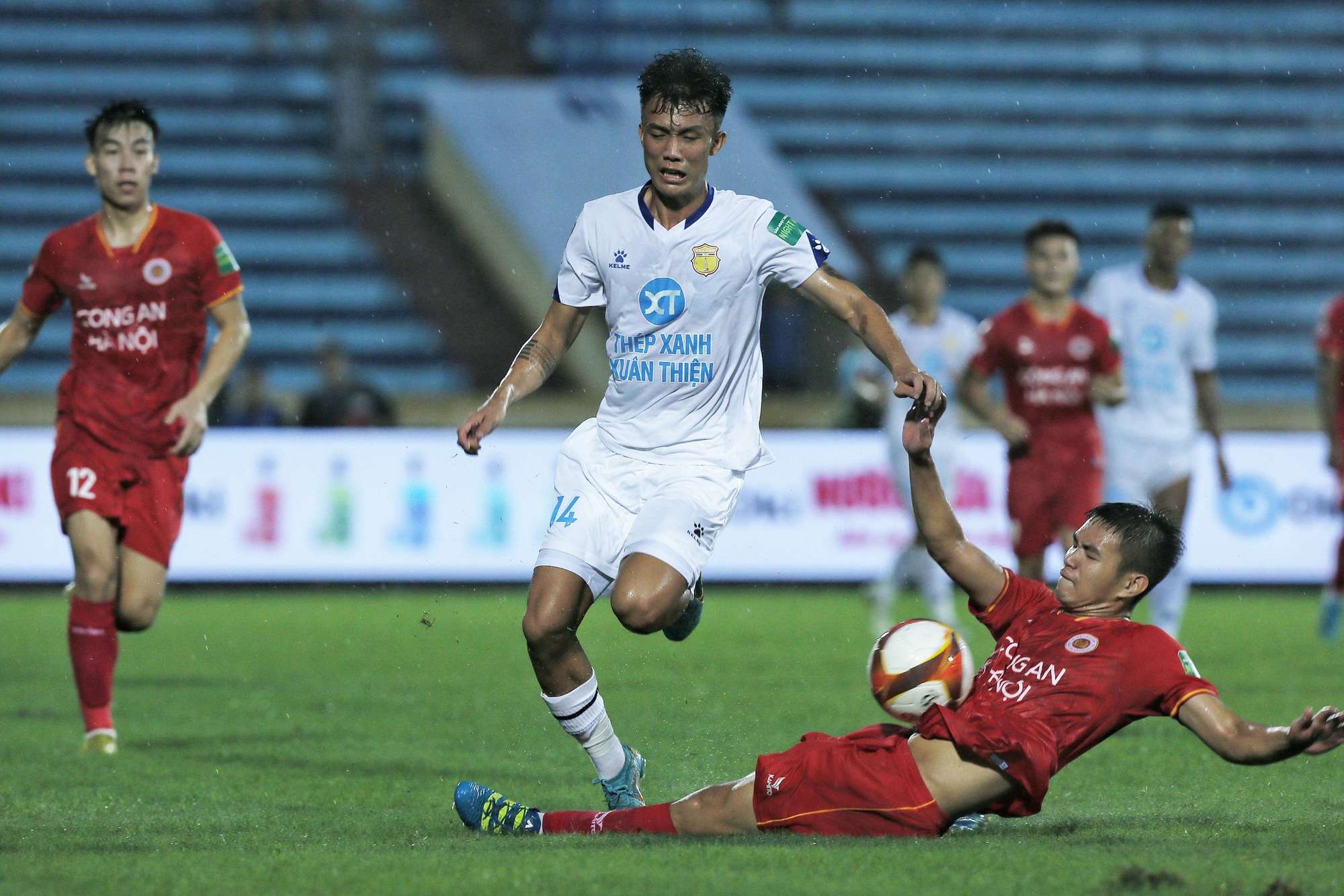 CLB CAHN thắng Nam Định FC nghẹt thở phút bù giờ cuối cùng - Ảnh 2.