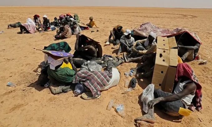 Người di cư giữa nằm sõng soài trên sa mạc biên giới Tunisia - Libya - Ảnh 1.