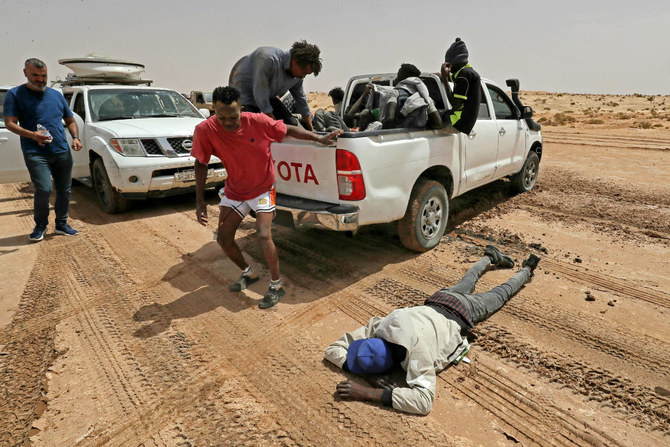 Người di cư giữa nằm sõng soài trên sa mạc biên giới Tunisia - Libya - Ảnh 6.