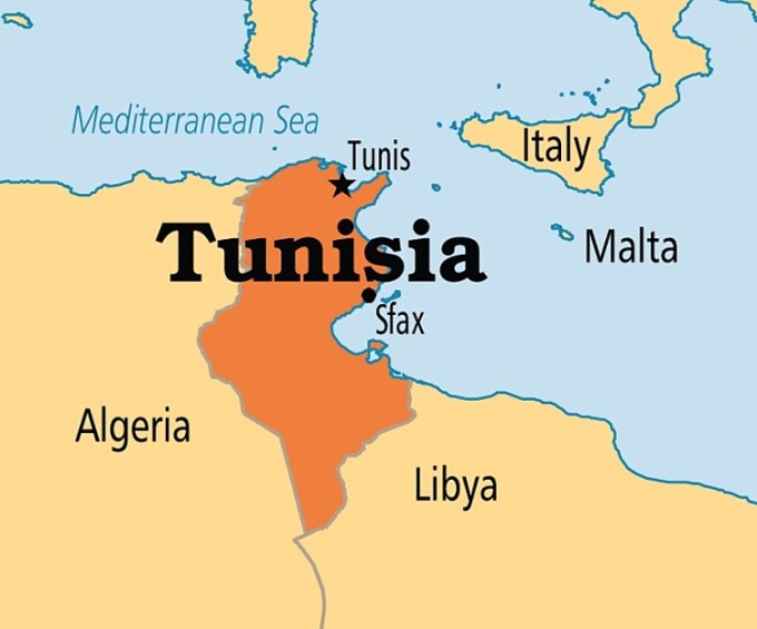 Người di cư giữa nằm sõng soài trên sa mạc biên giới Tunisia - Libya - Ảnh 7.