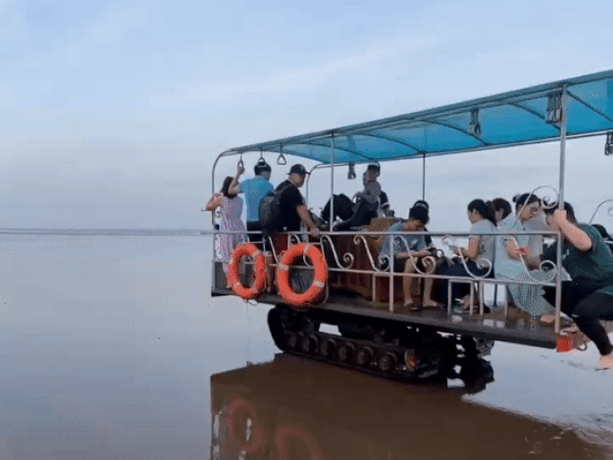 Thực hư &quot;xe máy cày&quot; đưa khách ra biển vô cực ở Thái Bình - Ảnh 1.