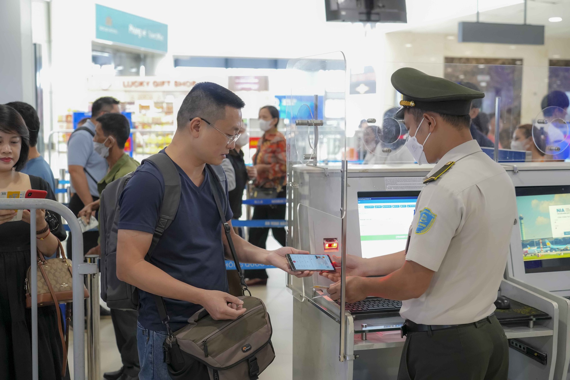 Ngày đầu sử dụng VNeID làm thủ tục bay - Ảnh 6.