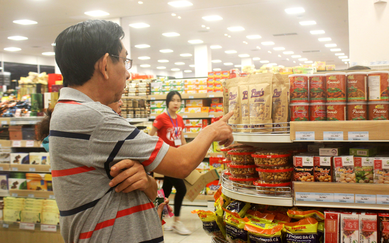 Khách hàng lựa mua hạt điều Bình Phước và các loại hạt khác tại một siêu thị ở TP.HCM. Ảnh: Trần Khánh