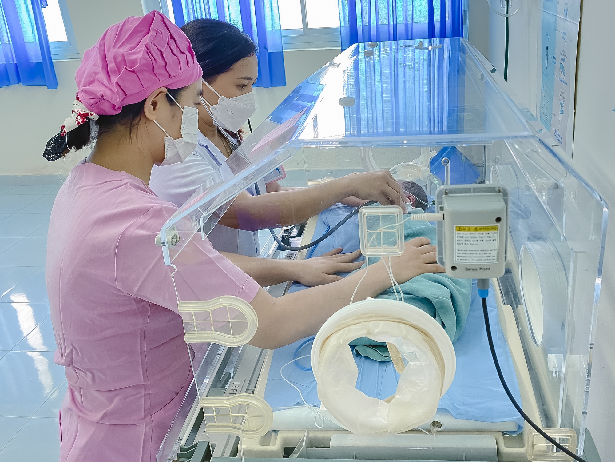 Quảng Nam: Kỳ tích 22 ngày cứu cháu bé sinh non chỉ 1kg - Ảnh 2.