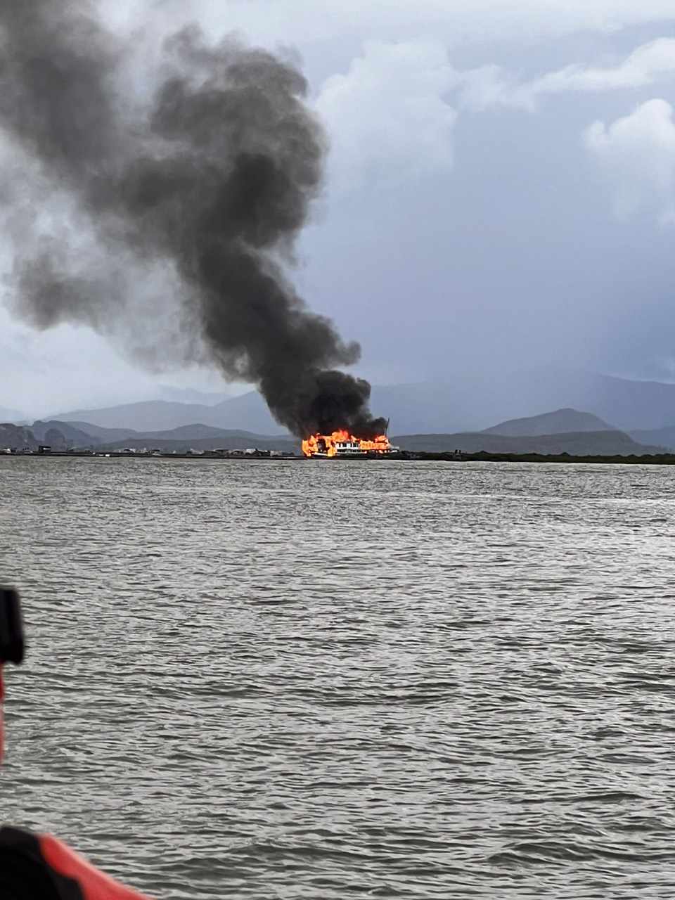 Hải Phòng: Tàu du lịch bốc cháy dữ dội 6 thuyền viên may mắn thoát nạn - Ảnh 1.
