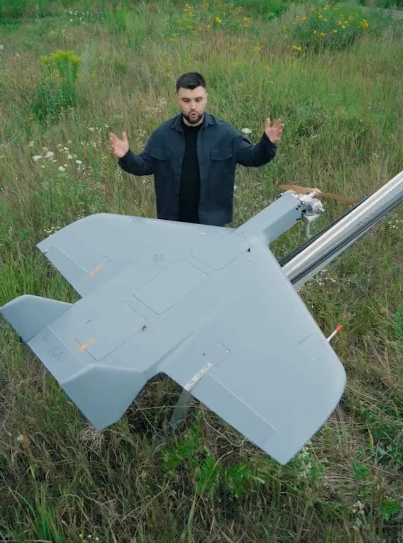 Ukraine sản xuất UAV tự sát 'cây nhà lá vườn' giống Shahed-136 siêu rẻ, siêu đỉnh có tầm bay 500km - Ảnh 2.