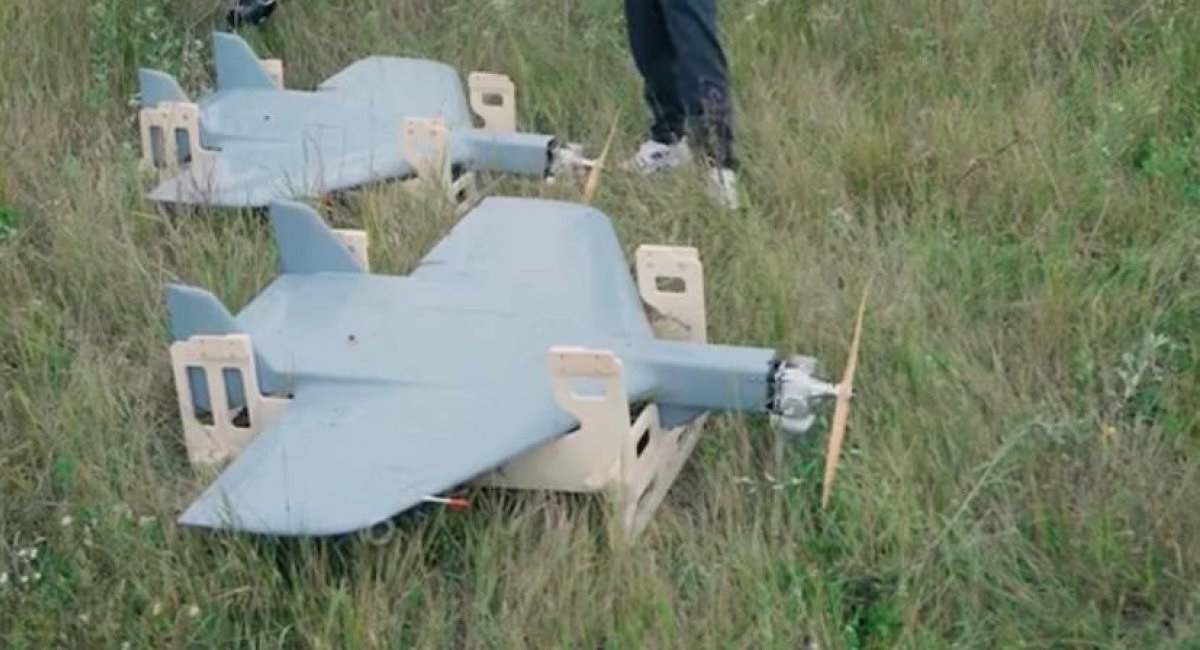 Ukraine sản xuất UAV tự sát 'cây nhà lá vườn' giống Shahed-136 siêu rẻ, siêu đỉnh có tầm bay 500km - Ảnh 1.