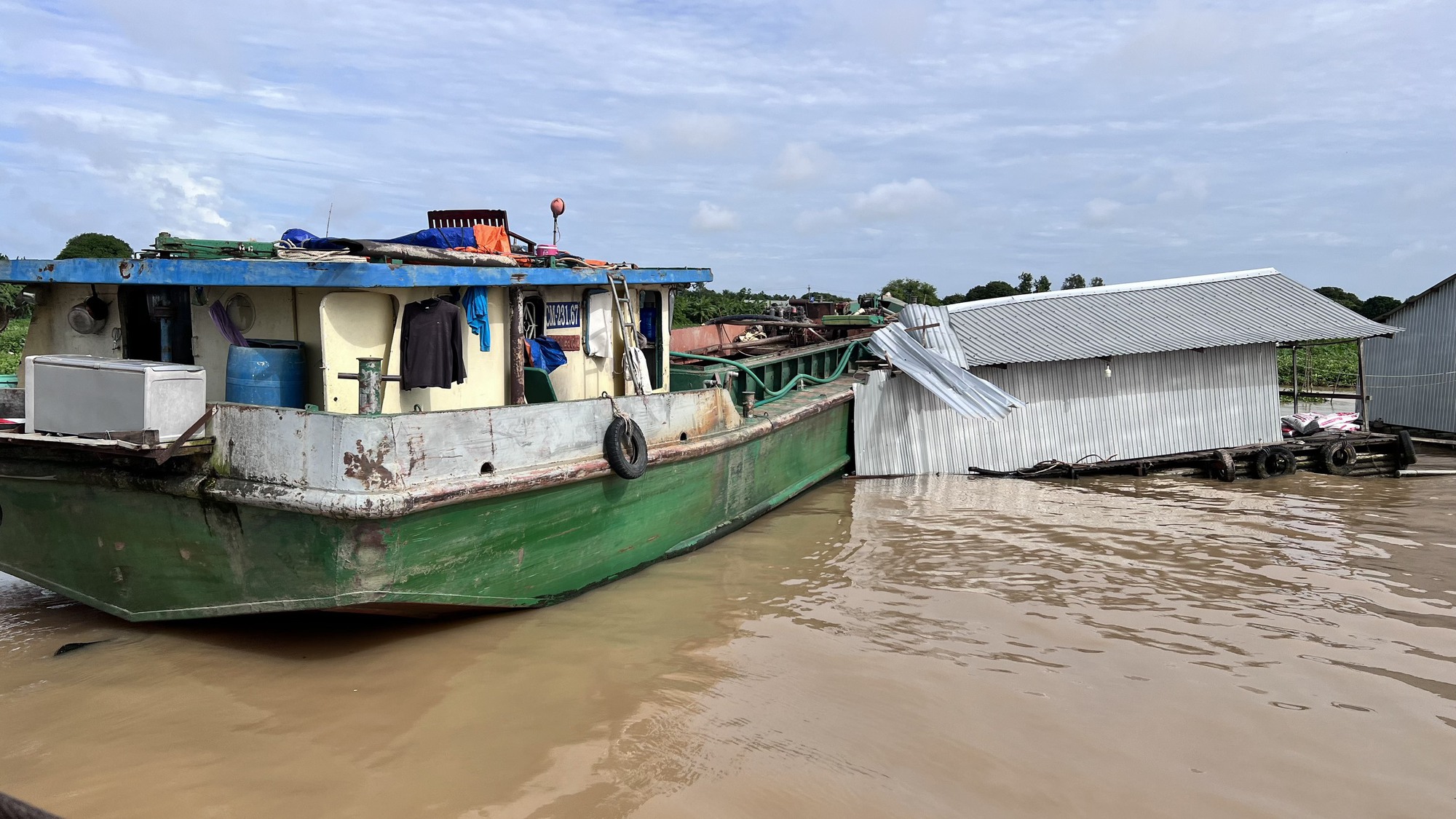 Không có bằng lái tàu, sử dụng rượu bia điều khiển sà lan tông sập bè cá của dân - Ảnh 1.