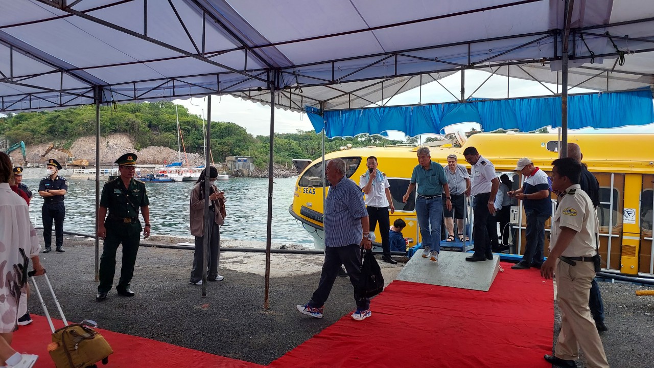 Siêu tàu biển đưa 4.600 khách du lịch đến tỉnh Khánh Hòa - Ảnh 1.