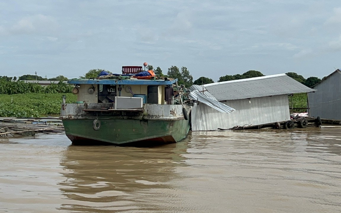 Người điều khiển sà lan tông sập bè cá của dân không có bằng lái tàu, lại sử dụng rượu bia