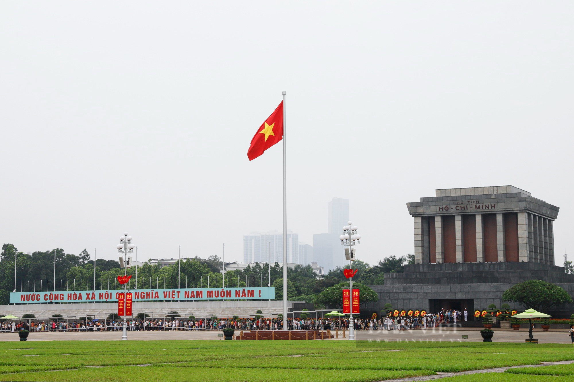 Ảnh ấn tượng tuần: Bên trong nhà ga Bến Thành và  doanh nghiệp nằm trên &quot;đất vàng&quot; ở Hà Nội - Ảnh 1.