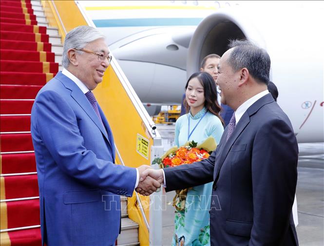 Tổng thống Kazakhstan bắt đầu thăm chính thức Việt Nam - Ảnh 1.