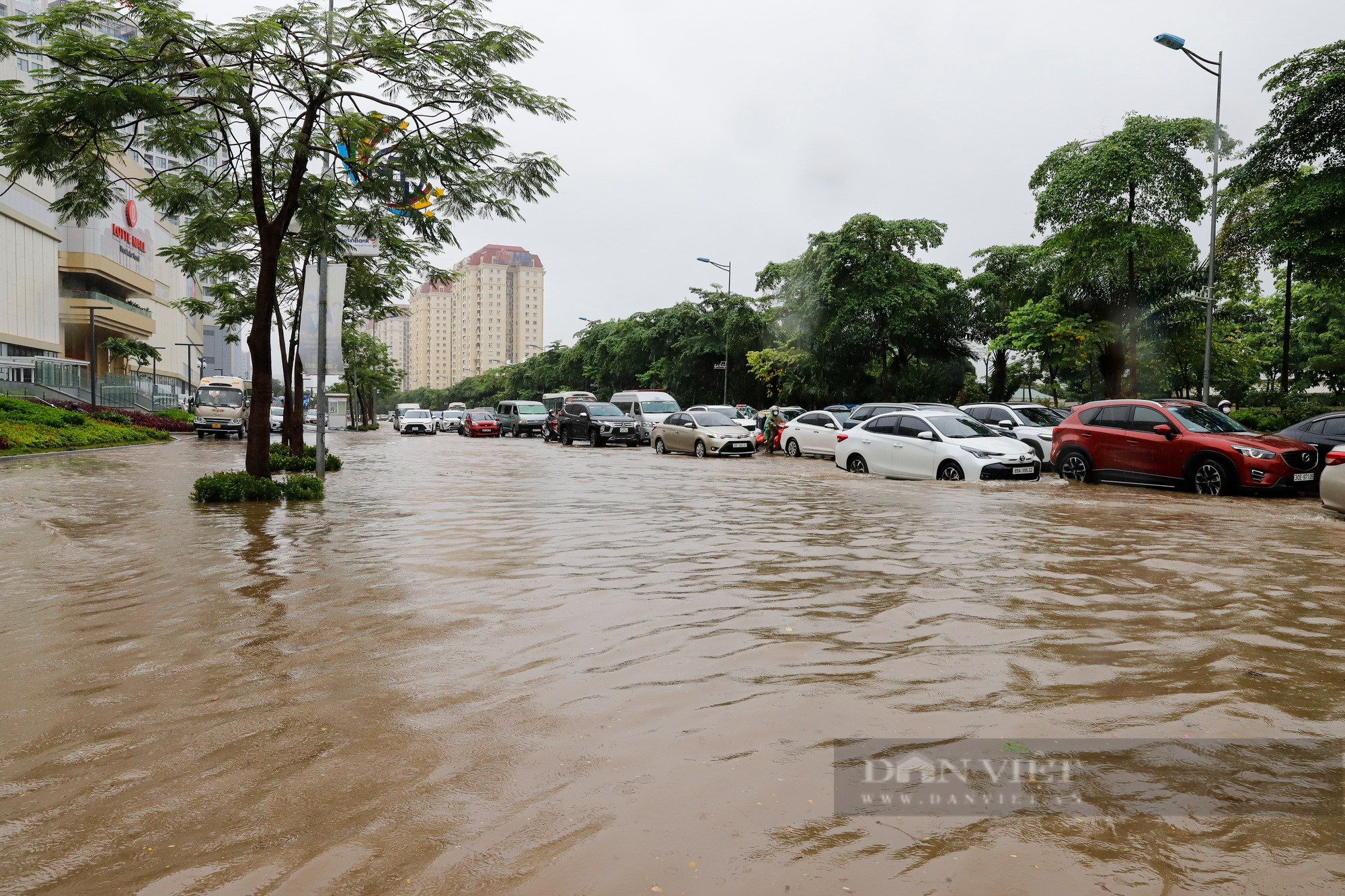Đường trước trung tâm thương mại lớn nhất Hà Nội ngập sâu kéo dài hàng Km - Ảnh 1.
