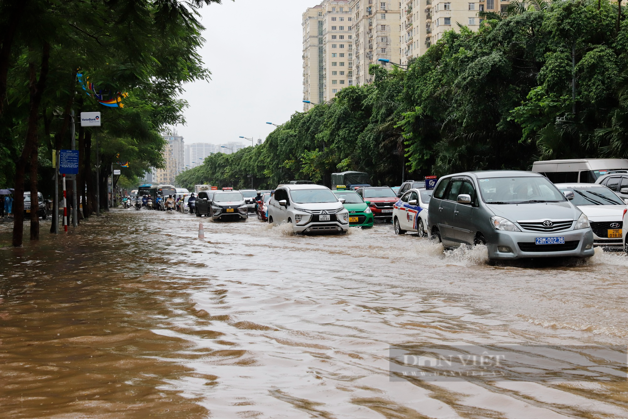 Đường trước trung tâm thương mại lớn nhất Hà Nội ngập sâu kéo dài hàng Km - Ảnh 2.