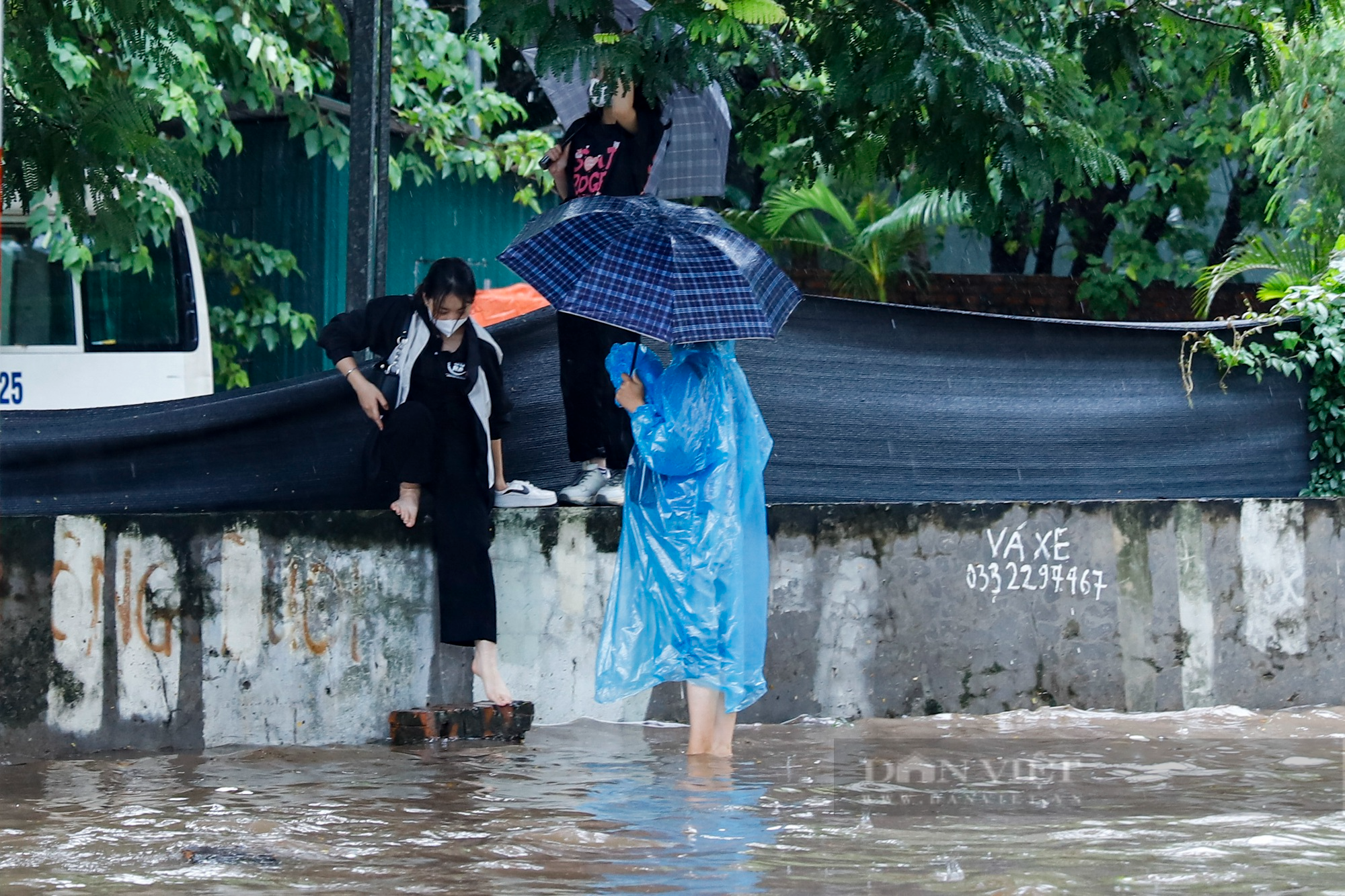 Đường trước trung tâm thương mại lớn nhất Hà Nội ngập sâu kéo dài hàng Km - Ảnh 4.