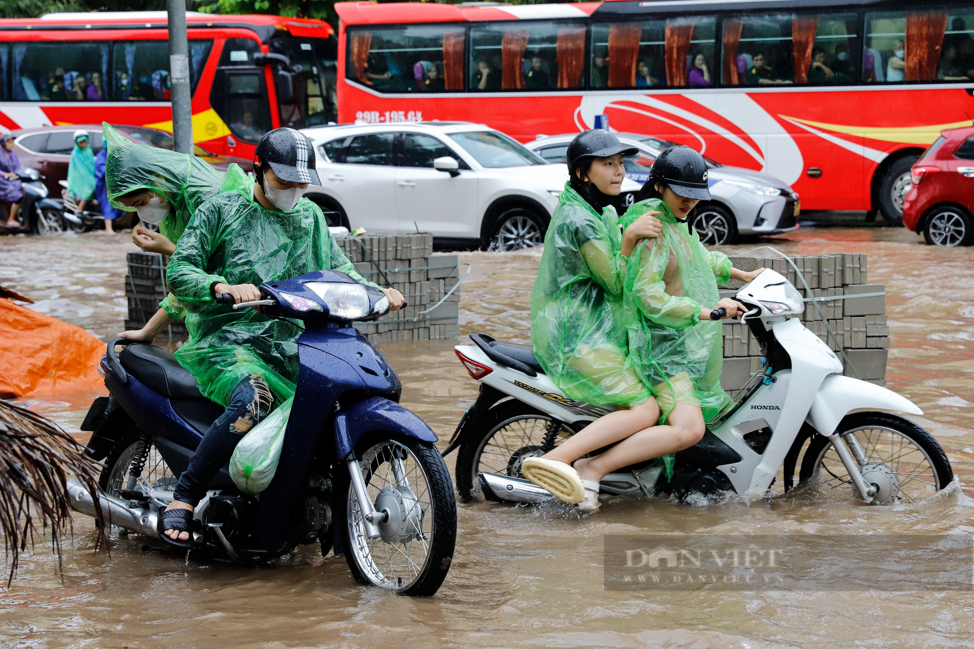 Đường trước trung tâm thương mại lớn nhất Hà Nội ngập sâu kéo dài hàng Km - Ảnh 6.