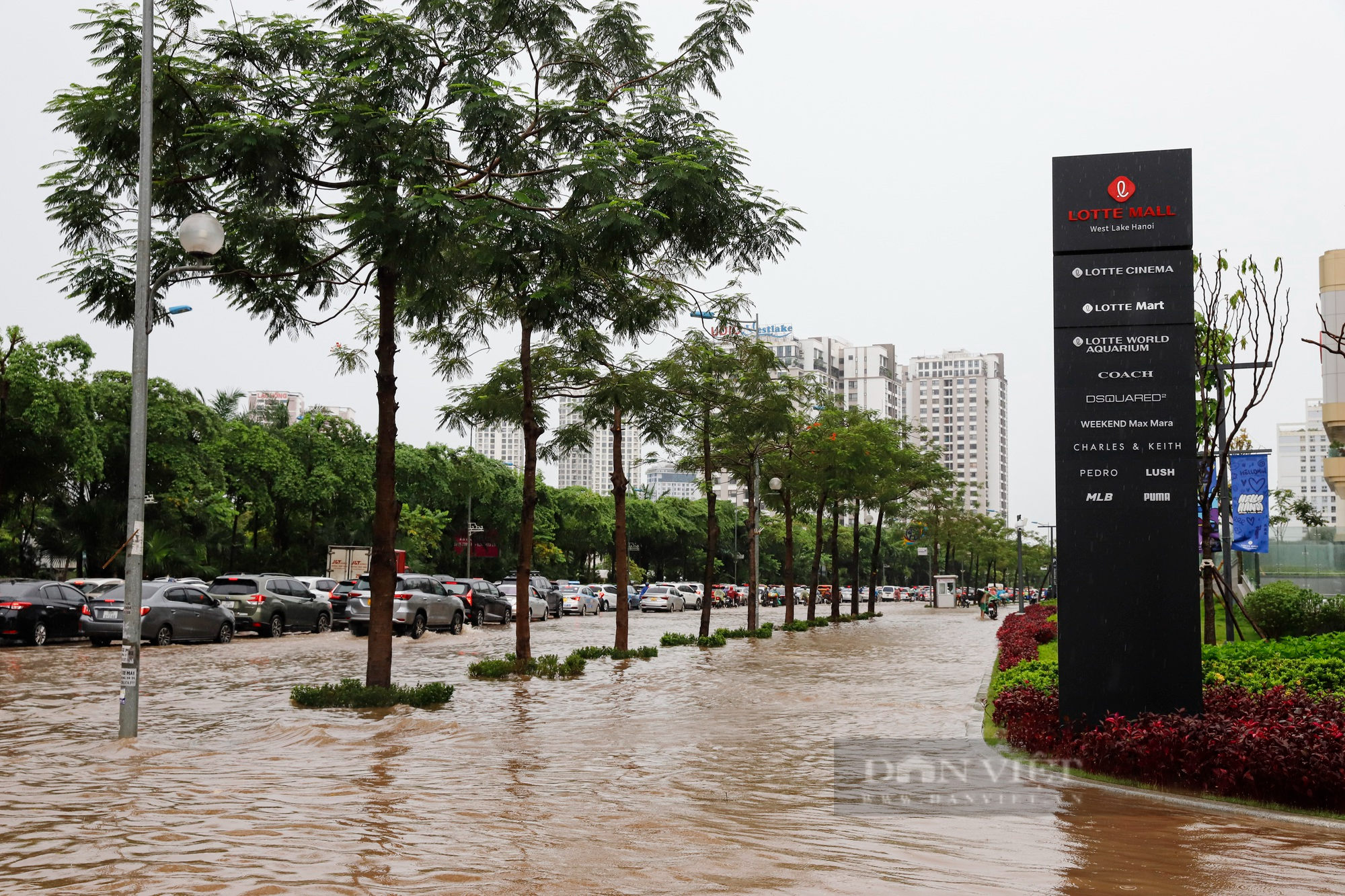 Đường trước trung tâm thương mại lớn nhất Hà Nội ngập sâu kéo dài hàng Km - Ảnh 7.