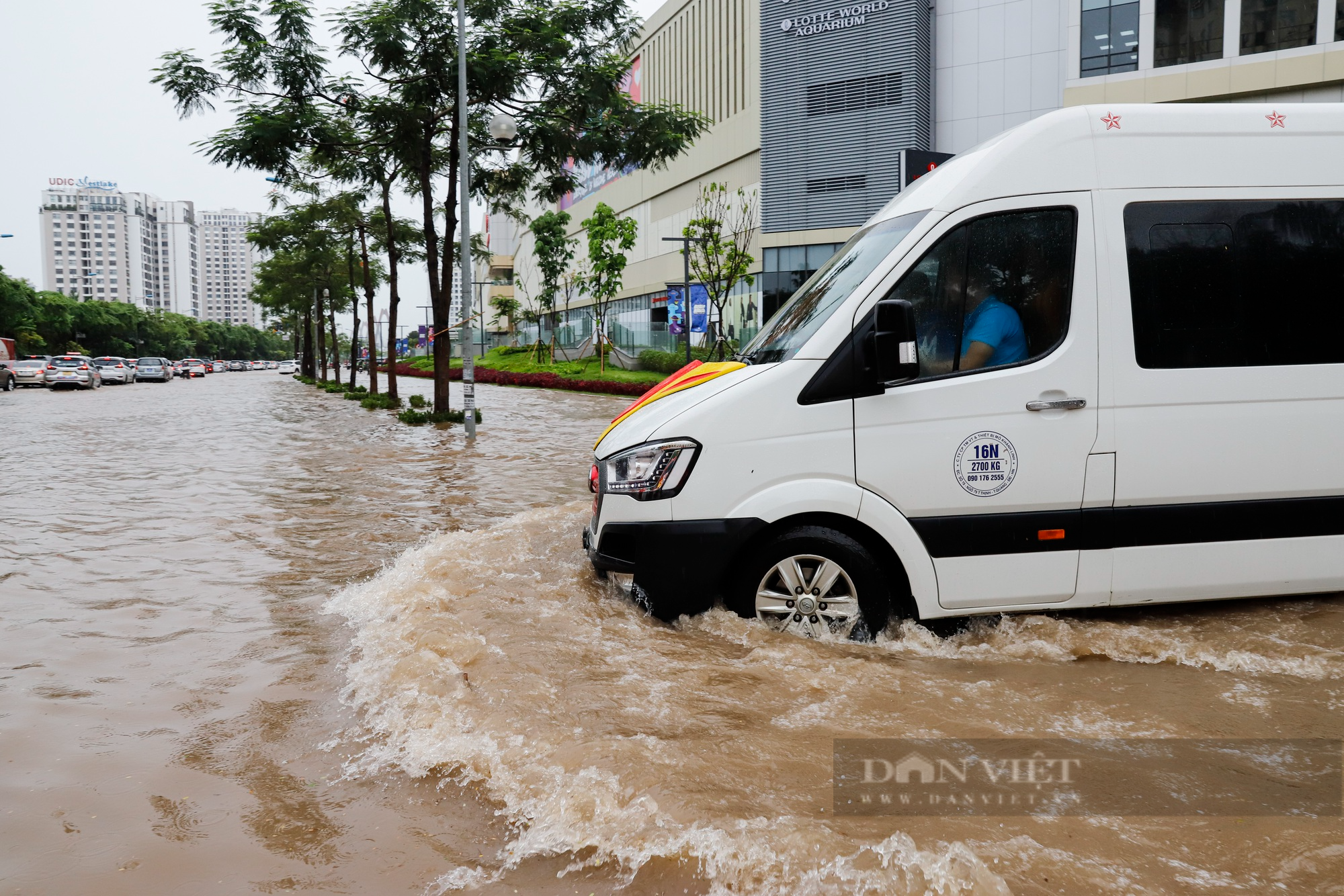 Đường trước trung tâm thương mại lớn nhất Hà Nội ngập sâu kéo dài hàng Km - Ảnh 9.