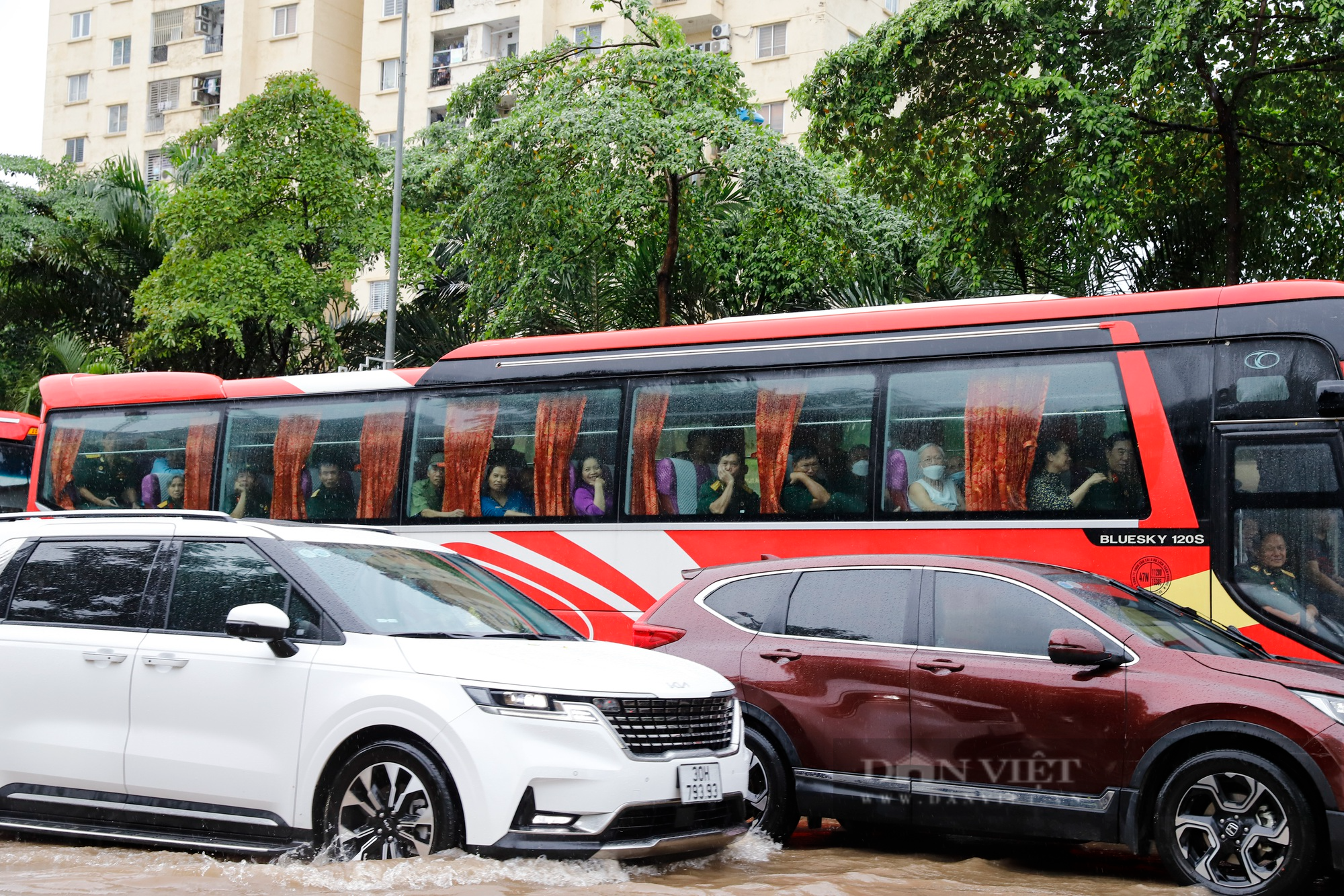 Đường trước trung tâm thương mại lớn nhất Hà Nội ngập sâu kéo dài hàng Km - Ảnh 10.