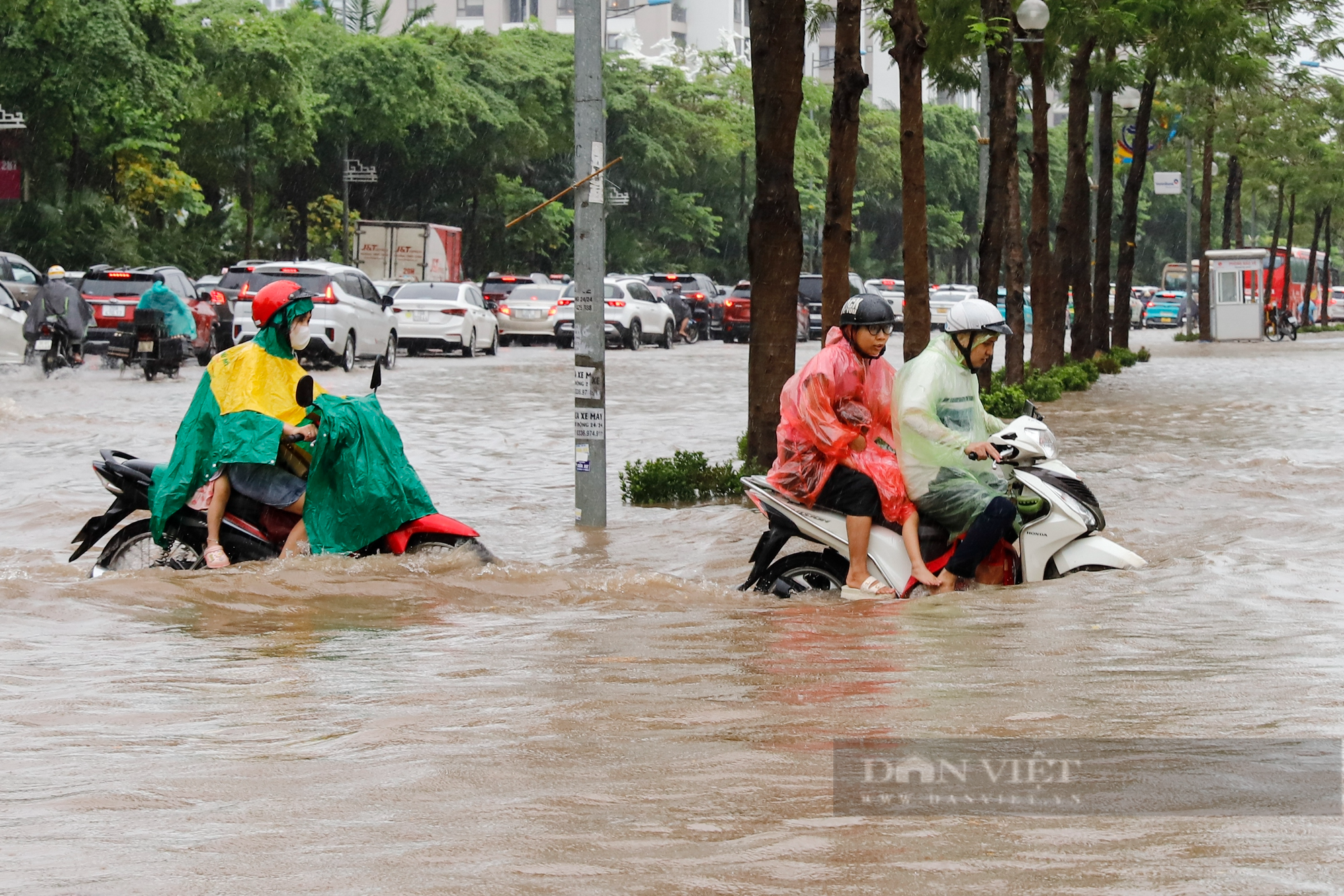 Đường trước trung tâm thương mại lớn nhất Hà Nội ngập sâu kéo dài hàng Km - Ảnh 12.
