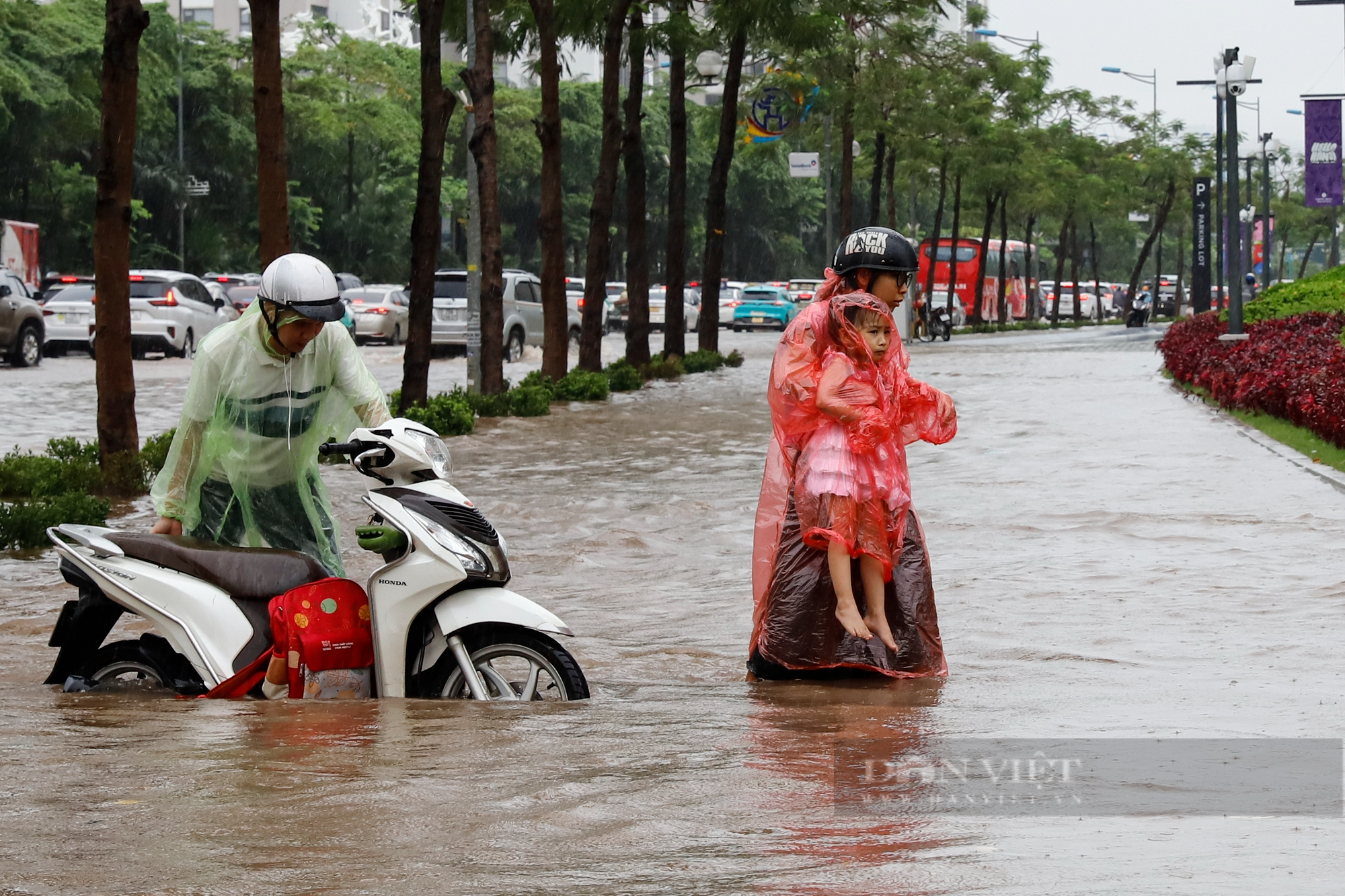 Đường trước trung tâm thương mại lớn nhất Hà Nội ngập sâu kéo dài hàng Km - Ảnh 13.