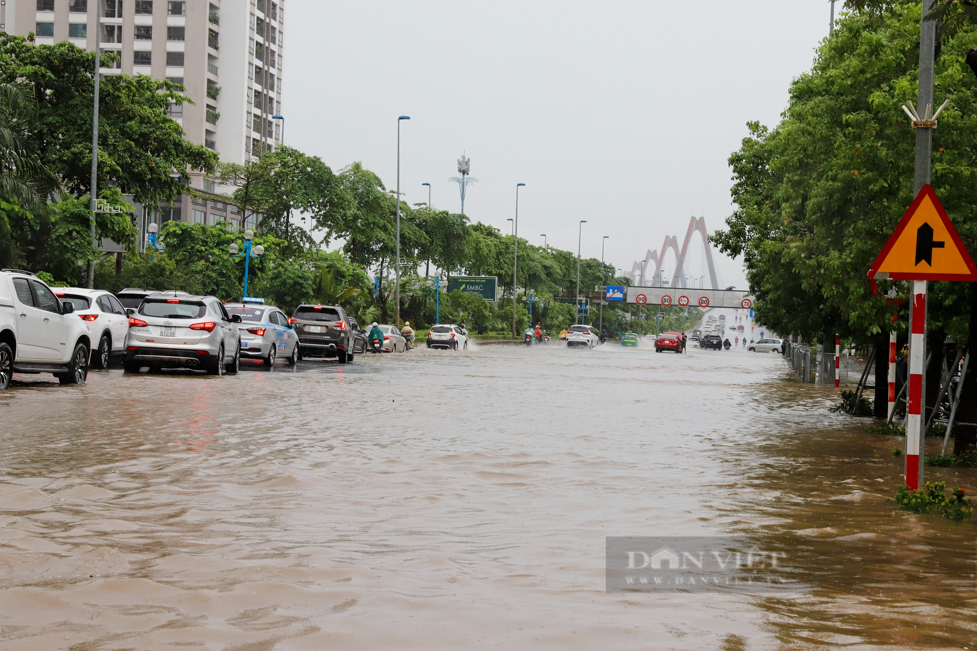 Đường trước trung tâm thương mại lớn nhất Hà Nội ngập sâu kéo dài hàng Km - Ảnh 14.