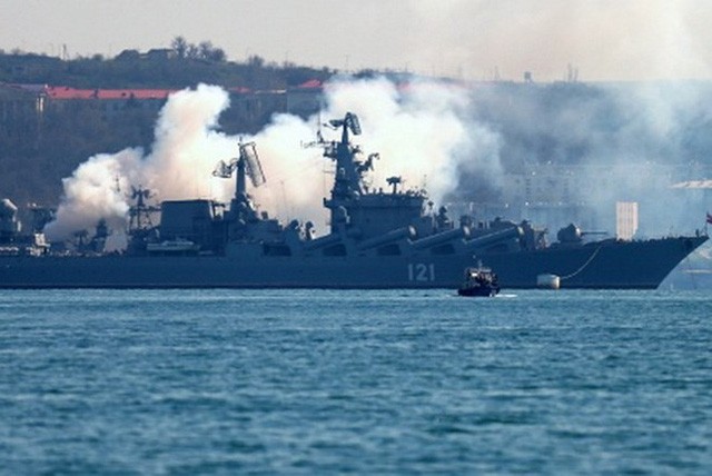 Ukraine phá hủy ba tàu Nga, nhiều tàu khác tháo chạy khỏi Biển Đen - Ảnh 1.