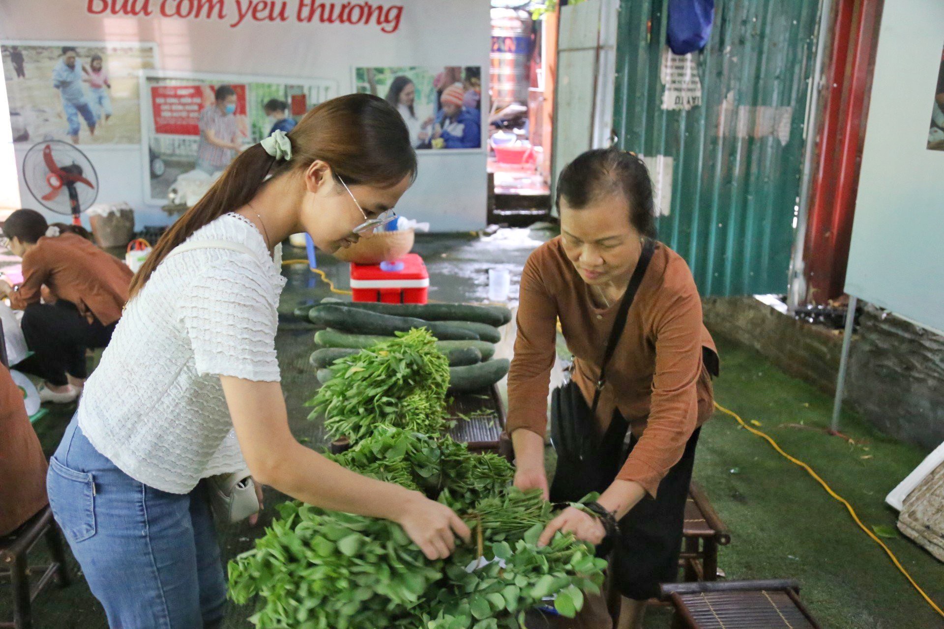 Vượt mưa đến Chợ Quê mùa hàng ủng hộ người nghèo - Ảnh 1.