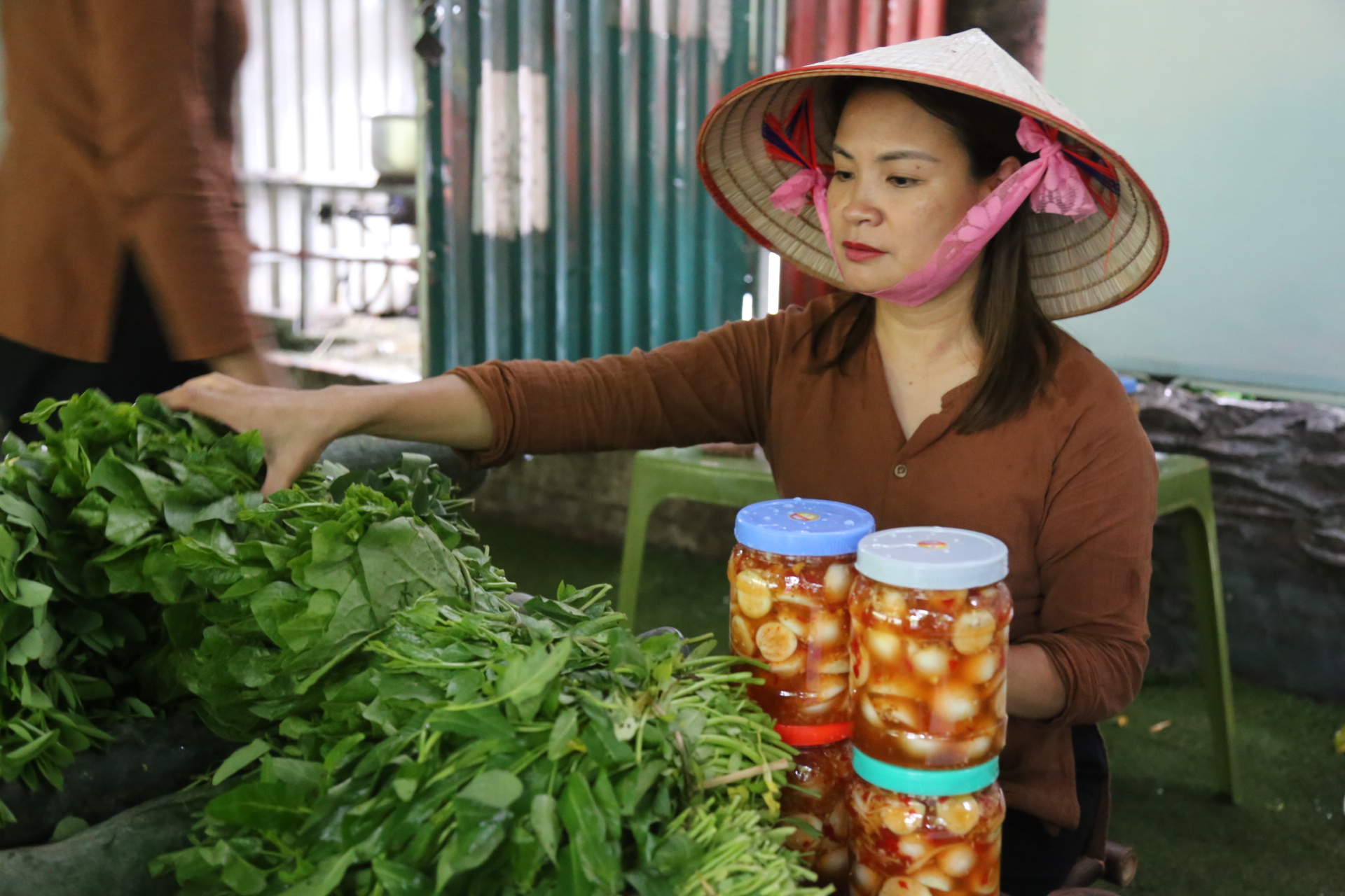 Vượt mưa đến Chợ Quê mùa hàng ủng hộ người nghèo - Ảnh 3.