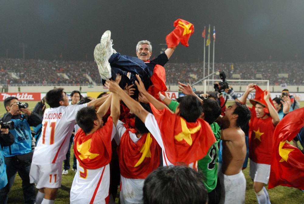 Tin bóng đá sáng 21/8: HLV Calisto sắp trở lại Việt Nam; Mbappe xác nhận đến Manchester United?