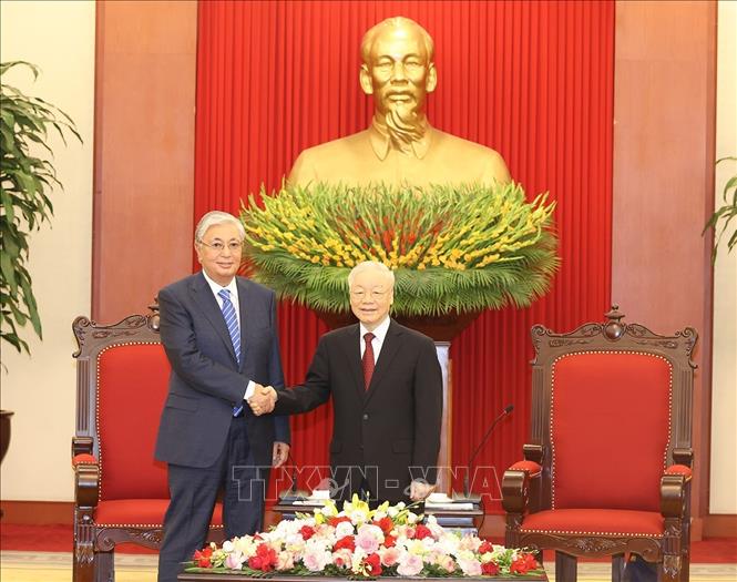 Tổng Bí thư Nguyễn Phú Trọng tiếp Tổng thống Kazakhstan Kassym-Jomart Tokayev - Ảnh 1.
