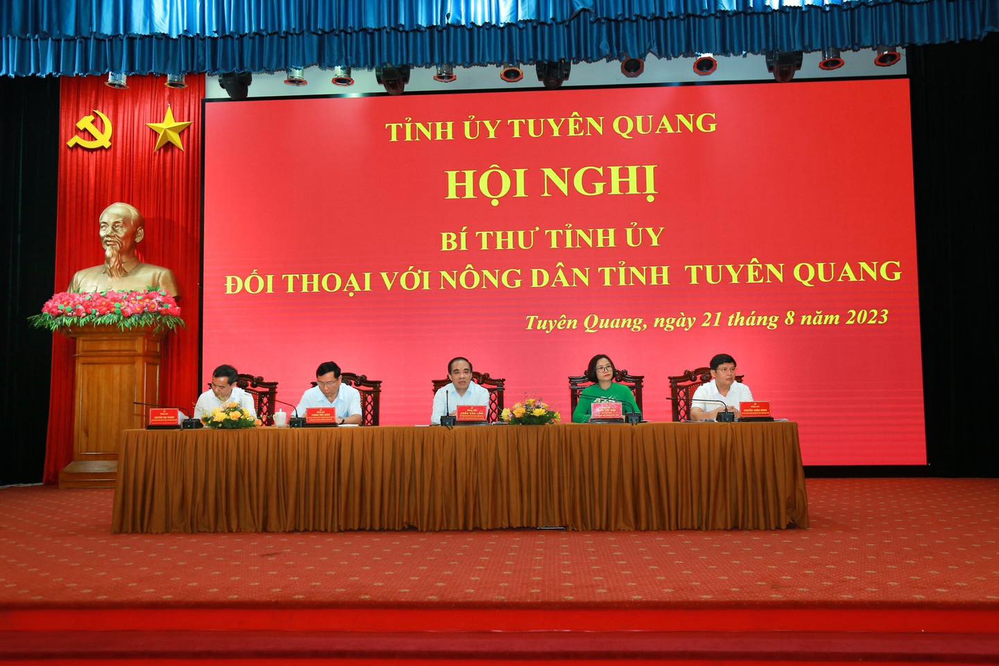 Đối thoại với nông dân, Bí thư Tỉnh ủy Tuyên Quang Chẩu Văn Lâm chỉ đạo hỗ trợ tín dụng cho nông dân  - Ảnh 1.