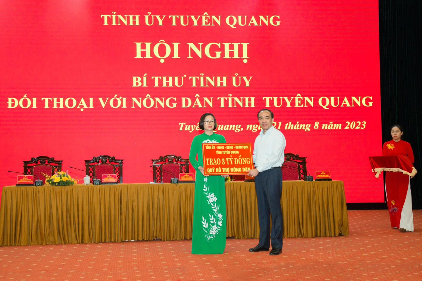 Đối thoại với nông dân, Bí thư Tỉnh ủy Tuyên Quang Chẩu Văn Lâm chỉ đạo hỗ trợ tín dụng cho nông dân  - Ảnh 4.