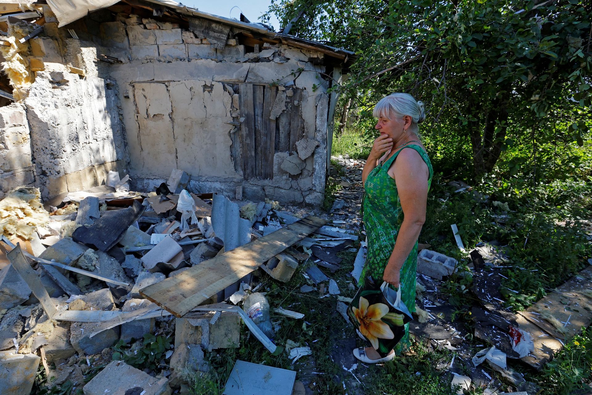 Ảnh thế giới 7 ngày qua: Đạn pháo nổ liên tục ở Ukraine và cảnh đổ nát chưa từng thấy ở đất nước này - Ảnh 6.
