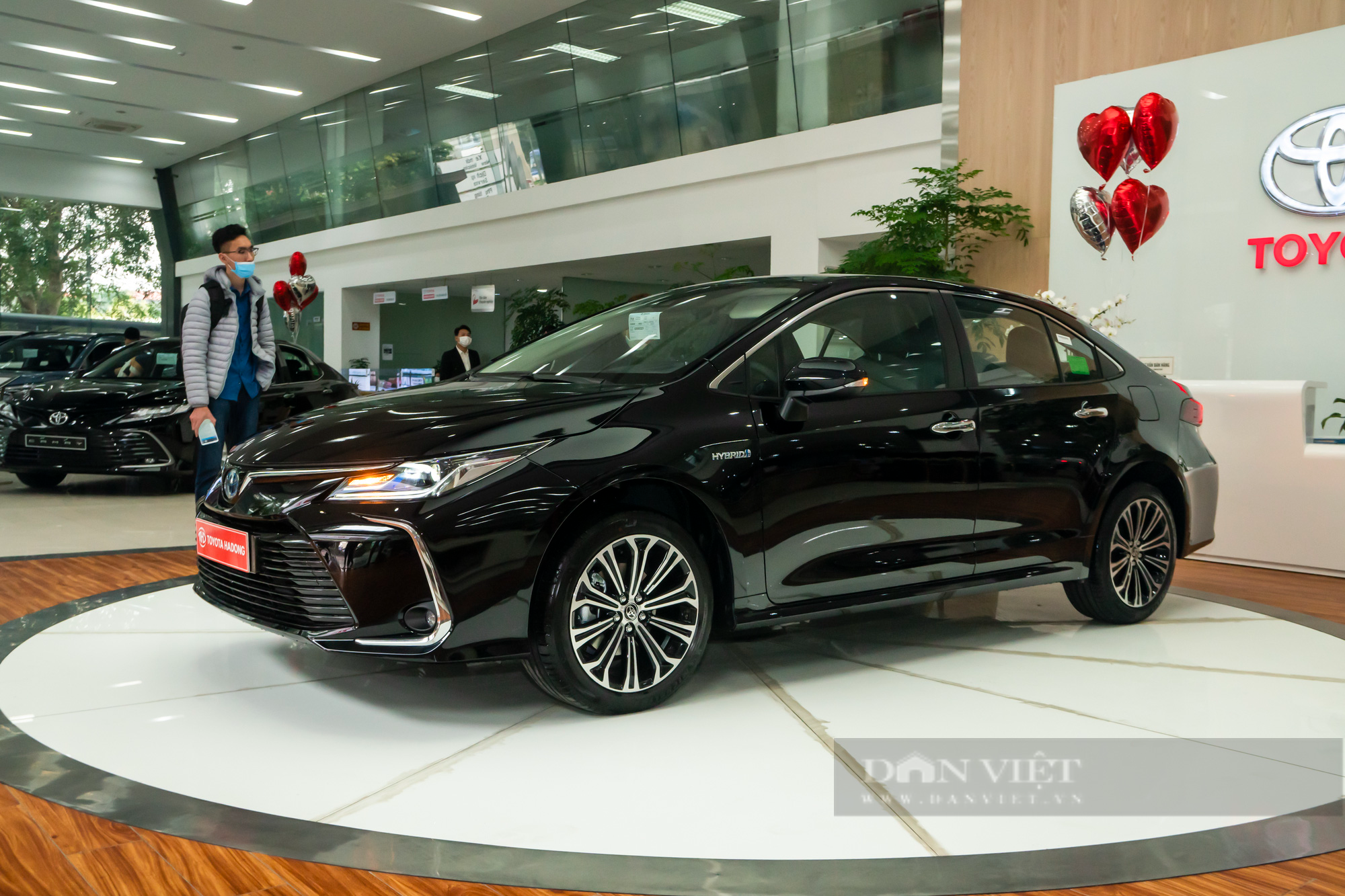 Giá xe Toyota Corolla Altis lăn bánh tháng 8/2023: Giảm &quot;sốc&quot; cả trăm triệu đồng đấu Mazda 3 - Ảnh 1.