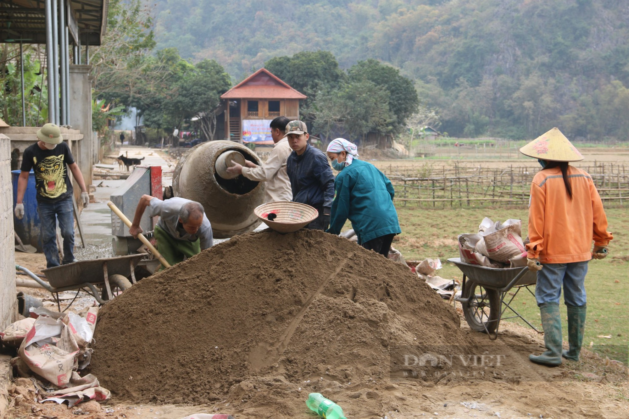 Huyện Mai Châu: Huy động sức dân, cùng nhau vượt khó xây dựng nông thôn mới - Ảnh 1.