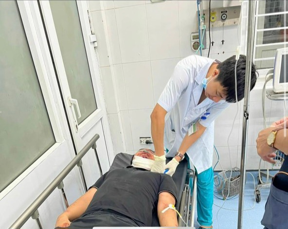 Lào Cai: Một tài xế taxi bị hành khách gây thương tích nhập viện - Ảnh 2.