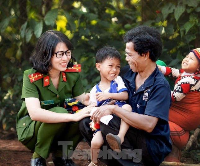 Trẻ mồ côi tỉnh Đắk Lắk ấm áp trong vòng tay nhân ái của những nữ chiến sĩ công an - Ảnh 3.