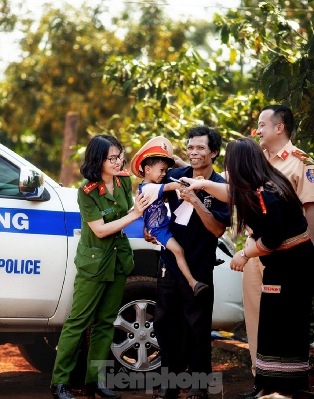 Trẻ mồ côi tỉnh Đắk Lắk ấm áp trong vòng tay nhân ái của những nữ chiến sĩ công an - Ảnh 4.