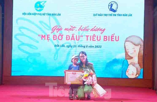 Trẻ mồ côi tỉnh Đắk Lắk ấm áp trong vòng tay nhân ái của những nữ chiến sĩ công an - Ảnh 7.