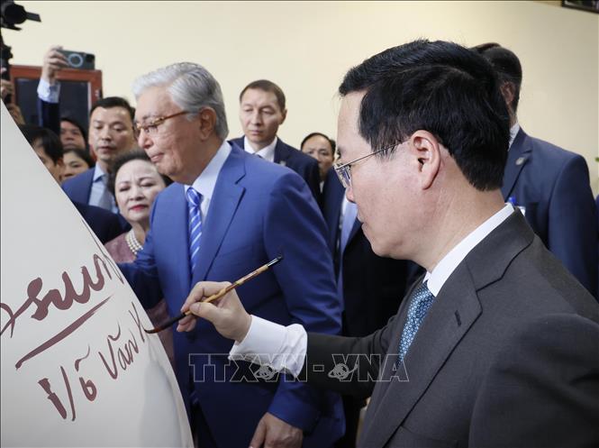 Chủ tịch nước, Tổng thống Kazakhstan thăm làng nghề gốm Chu Đậu, Hải Dương - Ảnh 1.