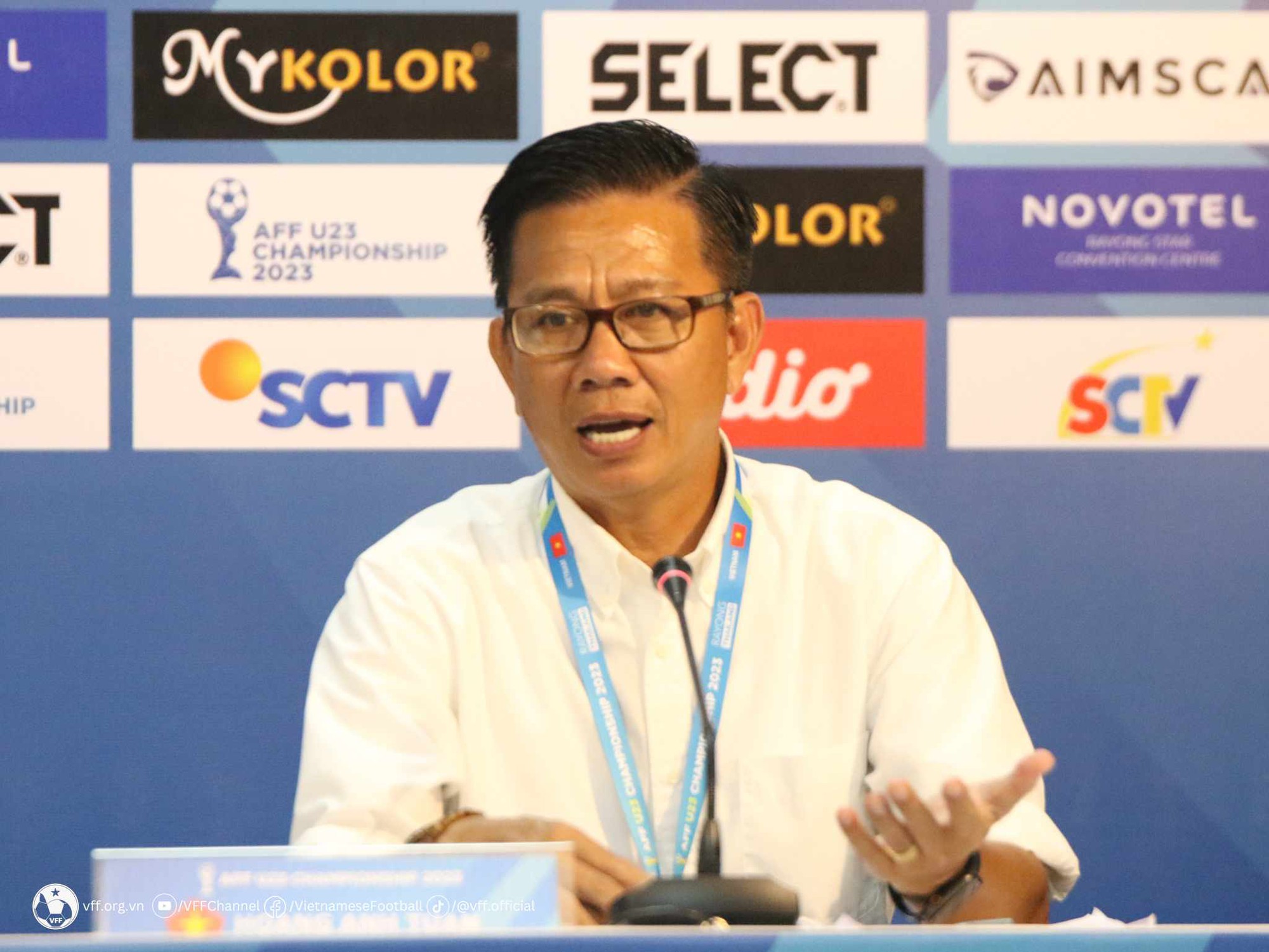 HLV Hoàng Anh Tuấn tỏ ra không hài lòng với màn trình diễn của các học trò sau trận thắng U23 Philippines - Ảnh 1.