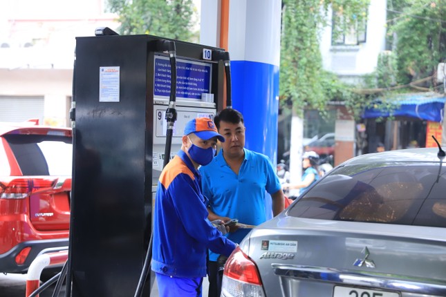 Vì sao giá xăng dầu thế giới giảm, Việt Nam tăng 5 lần liên tiếp? - Ảnh 2.