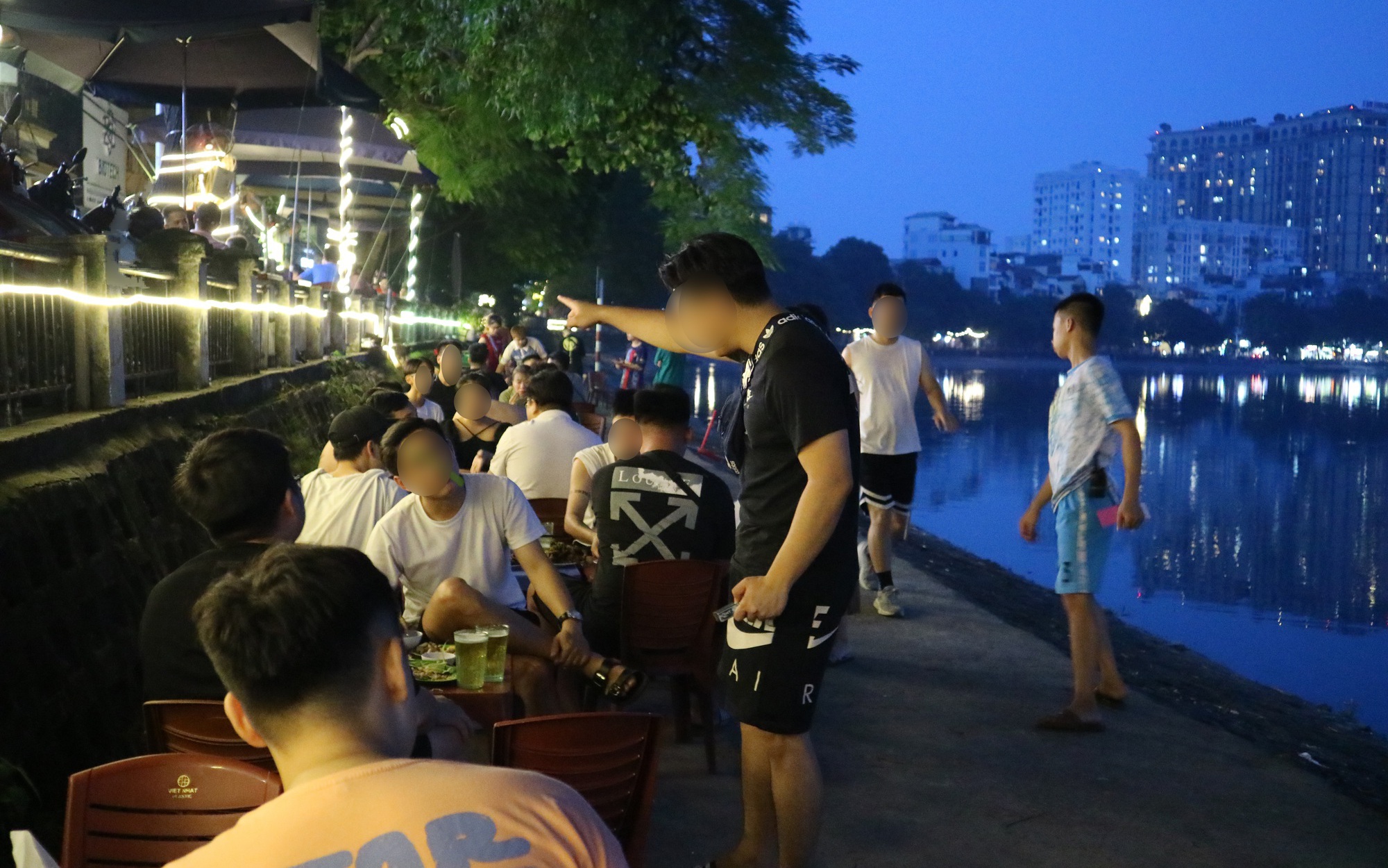 Chật kín bàn nhậu trên vỉa hè hồ Hoàng Cầu