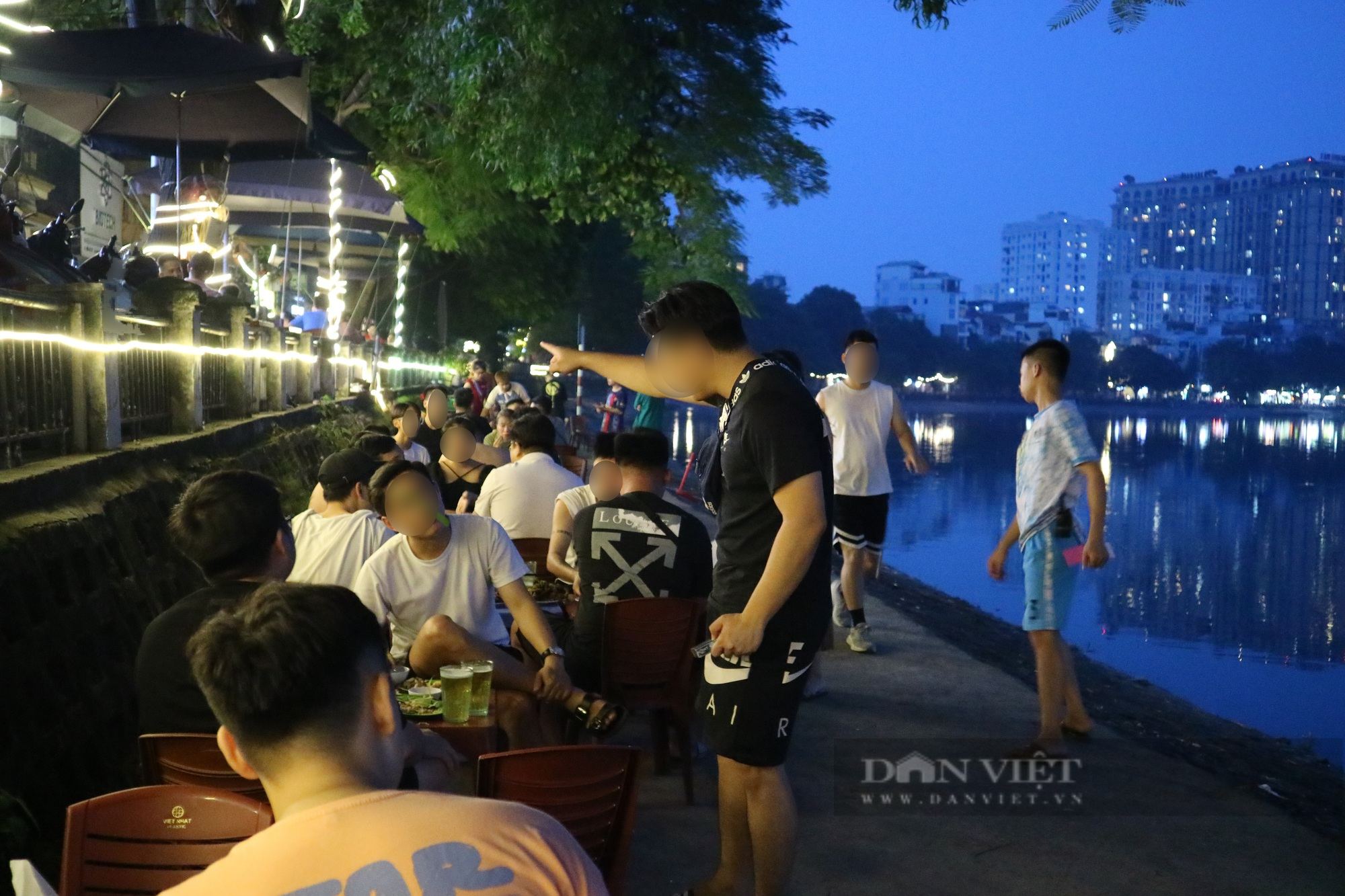 Hà Nội: Chật kín bàn nhậu quanh vỉa hè hồ Hoàng Cầu - Ảnh 2.
