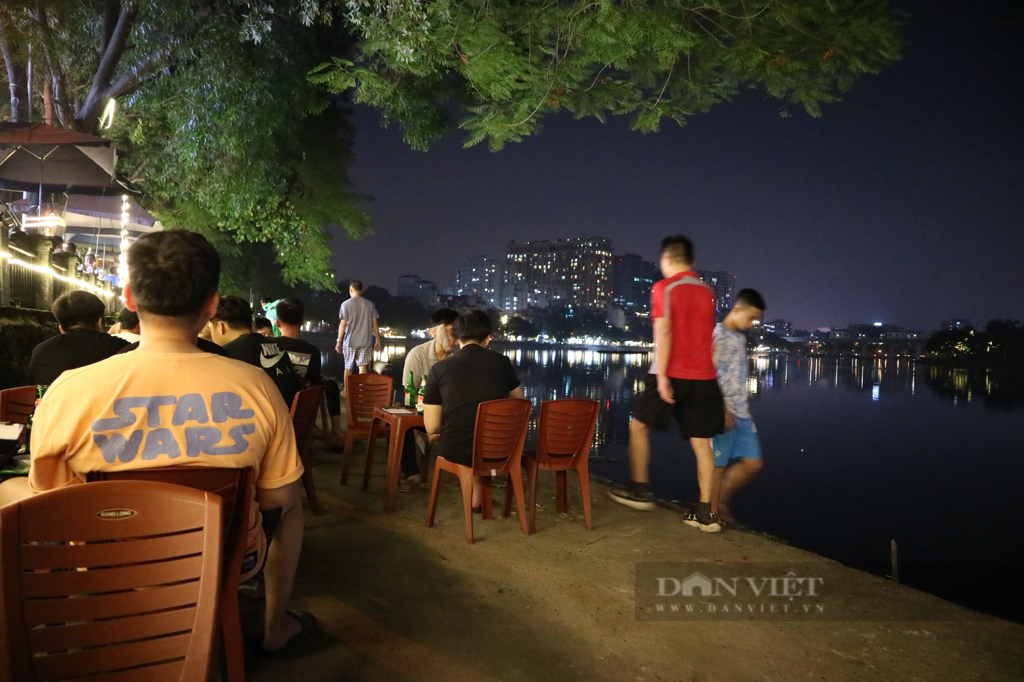 Hà Nội: Chật kín bàn nhậu quanh vỉa hè hồ Hoàng Cầu - Ảnh 4.