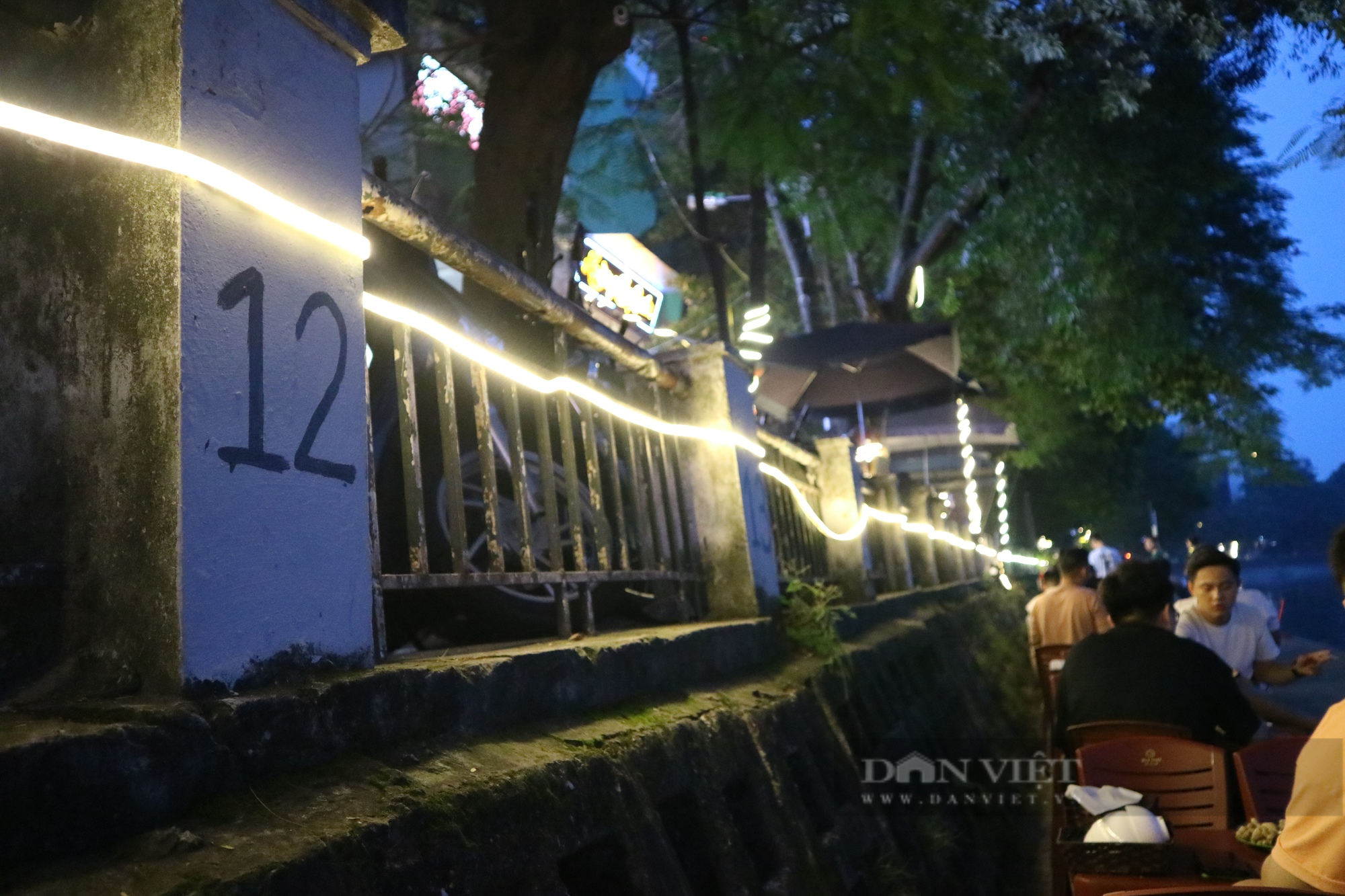 Hà Nội: Chật kín bàn nhậu quanh vỉa hè hồ Hoàng Cầu - Ảnh 5.