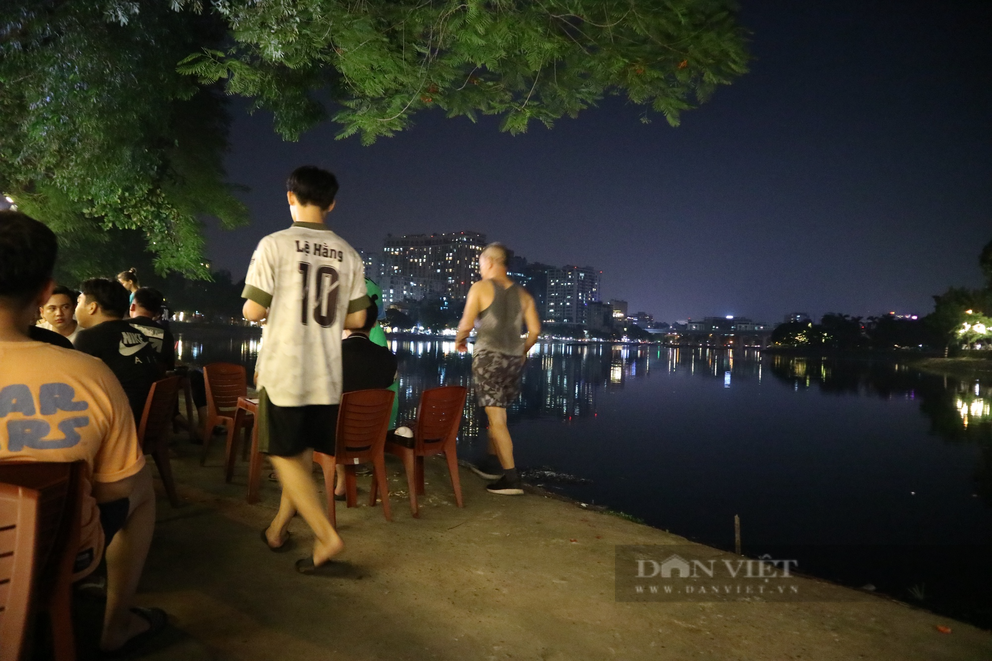 Hà Nội: Chật kín bàn nhậu quanh vỉa hè hồ Hoàng Cầu - Ảnh 7.