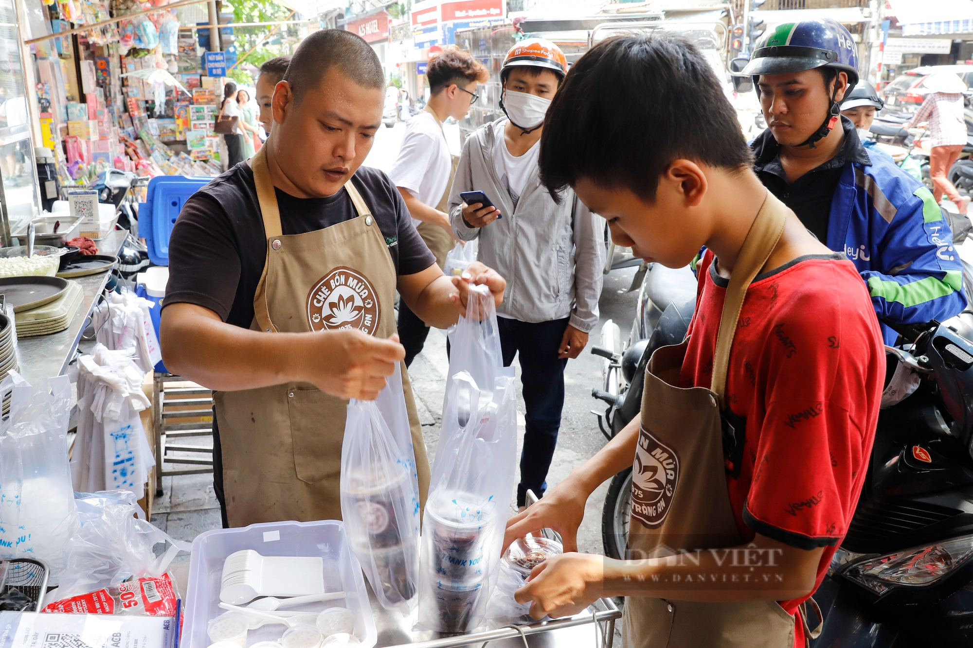 Xe ôm công nghệ vận chuyển cả thùng chè đậu đỏ cho giới trẻ &quot;thoát ế&quot; ngày Thất Tịch - Ảnh 8.